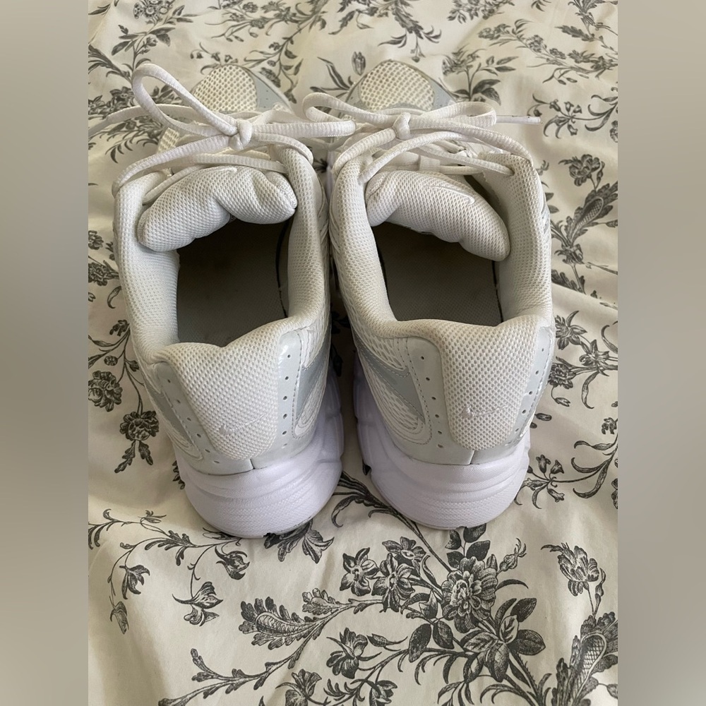 Nike Women's V5 RNR SNEAKER - Picture 12 of 12